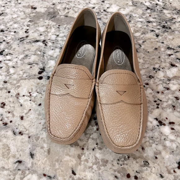 Talbots Women’s Light Tan Leather Loafers Size 7.5 - Picture 1 of 9